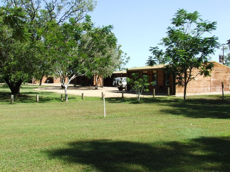 Territory Manor Motel & Caravan Park Mataranka Extérieur photo
