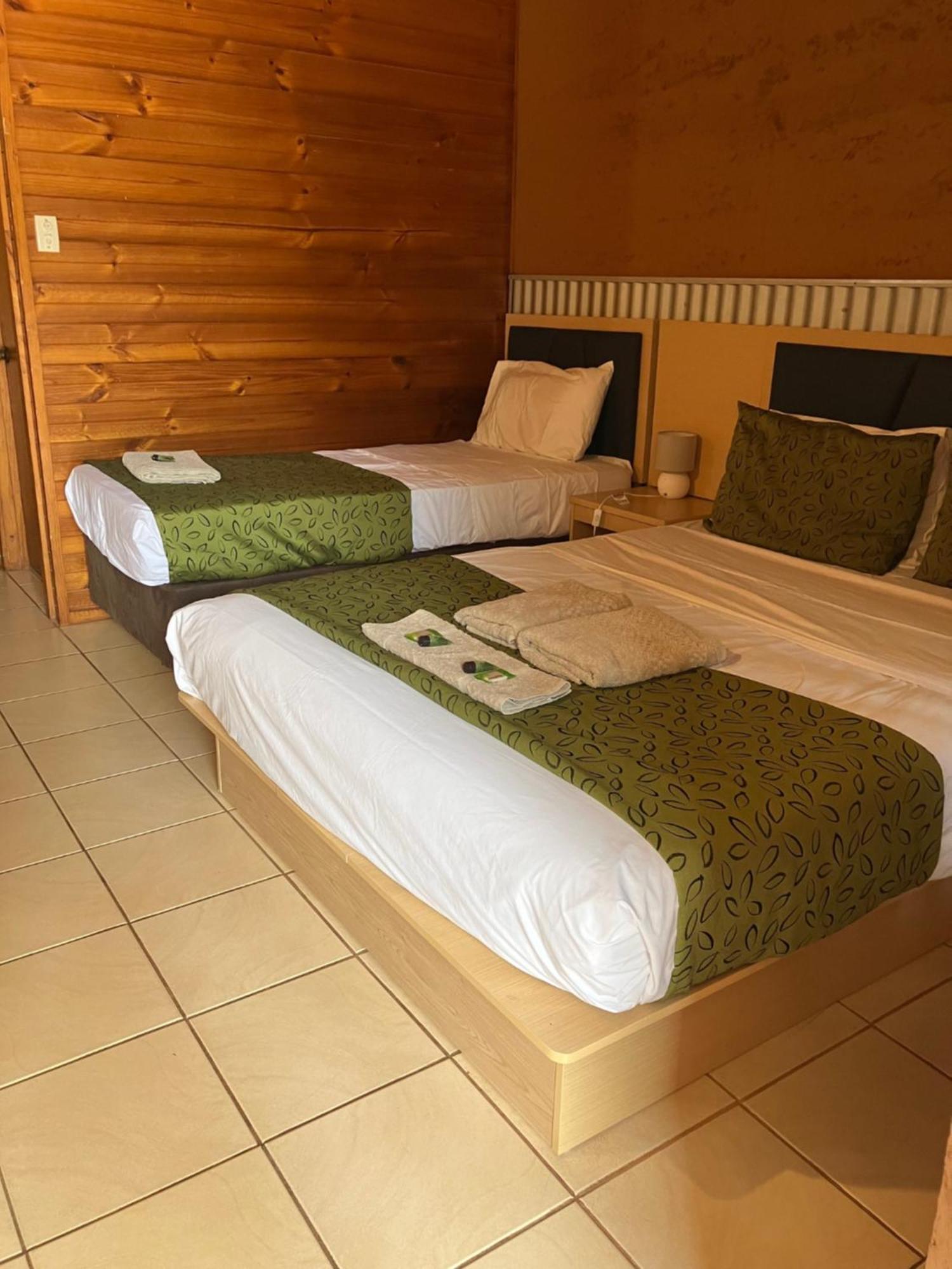 Territory Manor Motel & Caravan Park Mataranka Extérieur photo
